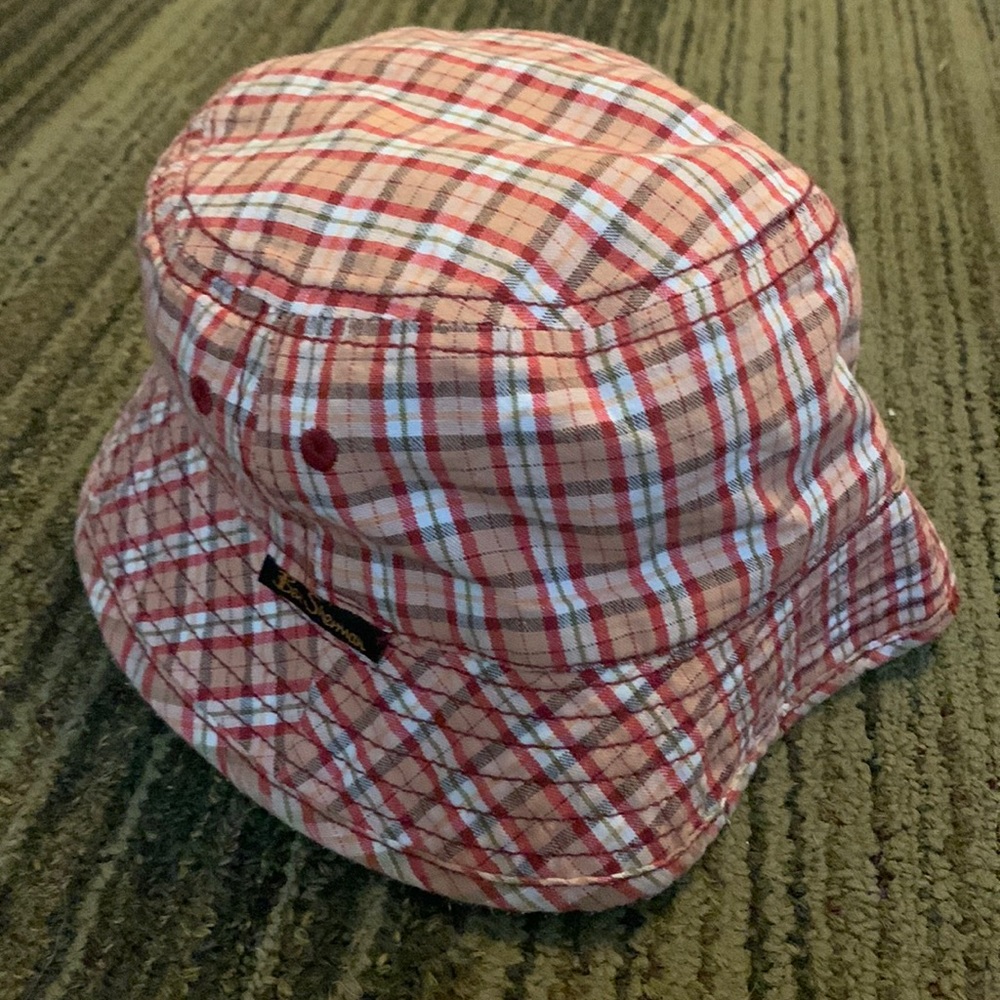 Reversible bucket hat